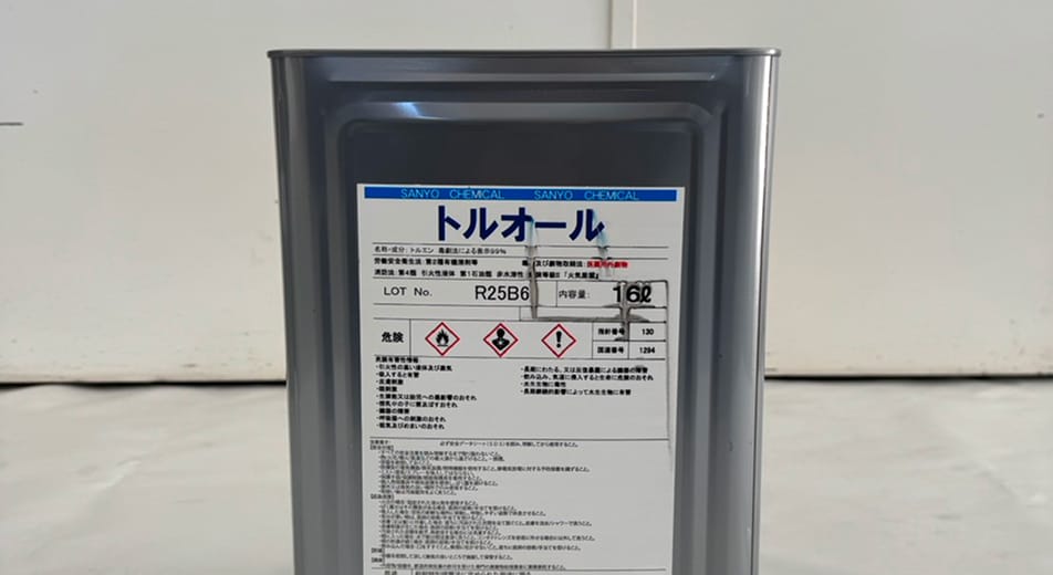 コンベアベルトの加工などに使用される、トルオール（溶剤）が入った16リットル入りの金属製一斗缶。