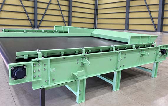 組み立てが完了した、黒い平ベルトが張られた緑色のコンベア搬送ユニットの全体