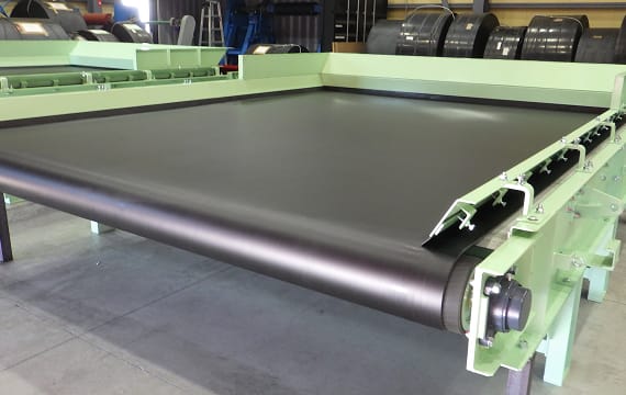 組み立てが完了した、黒い平ベルトが張られた緑色のコンベア搬送ユニットの全体