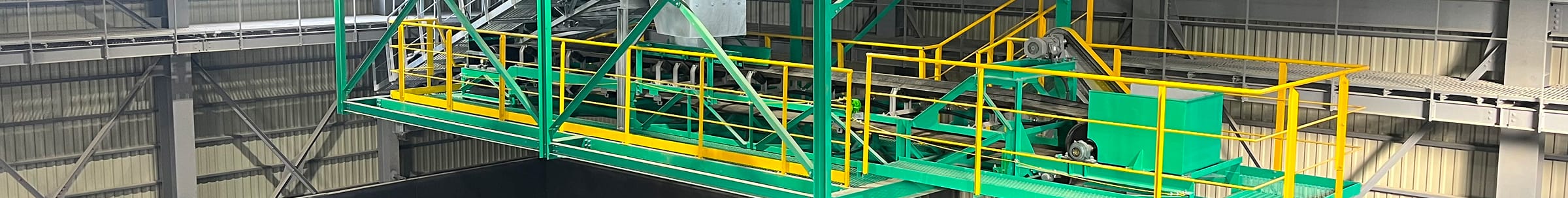傾斜の異なる複数のコンベア設備の構造を、グレーの背景に緻密な黒線で描いたワイヤーフレーム図。